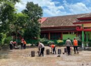 Tim SAR Satuan Brimob Polda Lampung Turun Membersihkan Rumah Warga dan Sekolah Yang Terdampak Banjir
