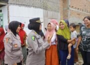 Bakti Sosial, Polwan Polda Lampung Bantu Ringankan Beban Masyarakat Terdampak Banjir