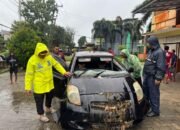 Terjebak Dalam Mobil, Korban Terseret Banjir Hingga Masuk Drainase