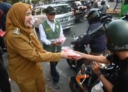 Jelang HUT RI, Walikota Eva Bagikan 5 Ribu Bendera ke Masyarakat