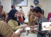 Walikota Bandar Lampung Salurkan Bantuan Uang Tunai Untuk Korban Banjir di Panjang