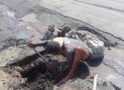 Satgas Penertiban Bangunan Pemkot Balam Tertibkan Bangunan Diatas Saluran Air