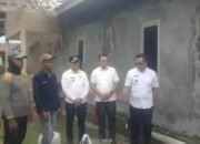 Anggota DPRD Lamsel Bersama Dinas Sosial Salurkan Bantuan Untuk Korban Rumah Roboh