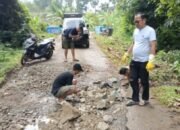 Anggota DPRD Lampung Turun Langsung Perbaiki Jalan Rusak di Gunung Katun dan Tanjung Ratu