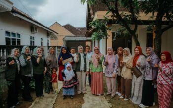 Ketua TP PKK Ibu Purnama Wulan Sari Mirza Kunjungan Kerja ke Kota Metro, Serahkan Bantuan Sosial dan Tinjau Penerima Manfaat