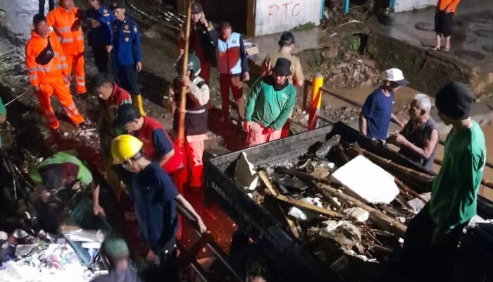 Hujan Mengguyur Bandar Lampung, Satgas Gabungan Bergerak Cepat Bantu Warga Terdampak Luapan Sungai