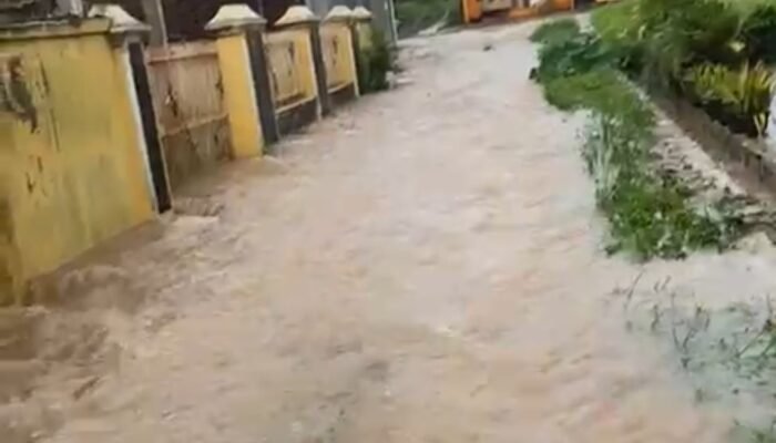 Jalan Berubah Jadi “Sungai”, Warga Gg. Tamin 3 Desa Jatimulyo “Menjerit”, Desak Kepala Desa Serius Benahi Drainase