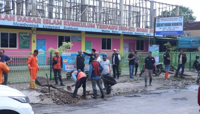 Gerak Cepat, Satgas Gabungan Pemkot Bandar Lampung Bersihkan Drainase di Sukarame dan TKT