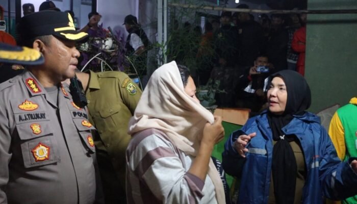 Ditengah Hujan Deras, Wali Kota Eva Dwiana Takziah ke Rumah Korban Banjir di Garuntang