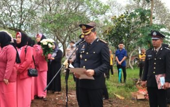 Kapolda Lampung Hadiri Upacara Pemakaman Bripka Anumerta Arya Supena yang Gugur Dalam Tugas