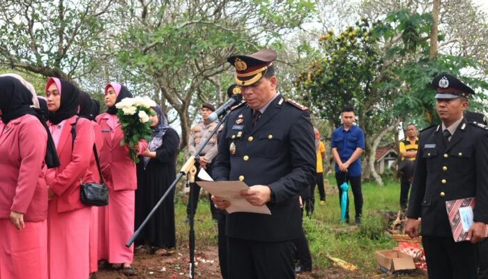 Kapolda Lampung Hadiri Upacara Pemakaman Bripka Anumerta Arya Supena yang Gugur Dalam Tugas