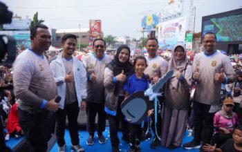 Lautan Massa Padati Tugu Adipura, Jalan Sehat HUT ke-344 Bandar Lampung Bawa Berkah bagi Pedagang Cilok