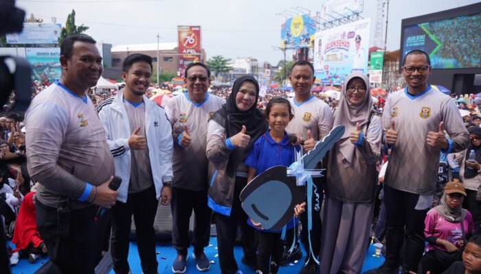 Lautan Massa Padati Tugu Adipura, Jalan Sehat HUT ke-344 Bandar Lampung Bawa Berkah bagi Pedagang Cilok