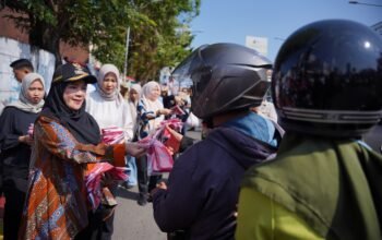 Semarakkan HUT ke-81 RI, Wali Kota Eva Dwiana Bagikan 10 Ribu Bendera Merah Putih ke Warga Bandar Lampung