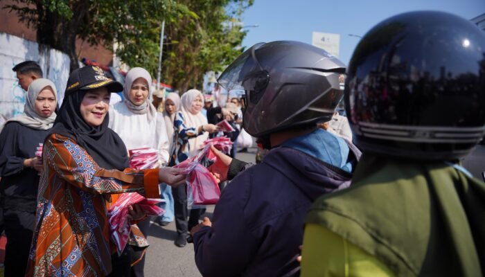 Semarakkan HUT ke-81 RI, Wali Kota Eva Dwiana Bagikan 10 Ribu Bendera Merah Putih ke Warga Bandar Lampung