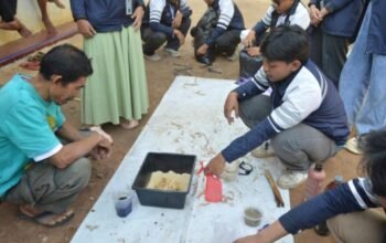 Manfaatkan Jagung Rusak Pascapanen, Mahasiswa KKN-T UNDIP Edukasi Budidaya Maggot BSF di Desa Kluwih