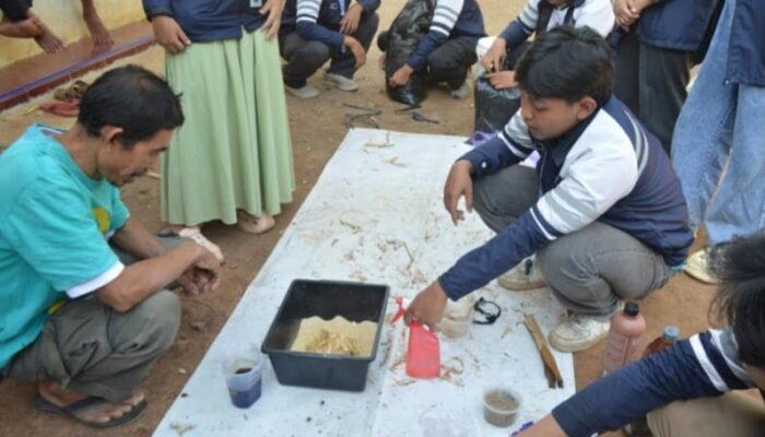 Manfaatkan Jagung Rusak Pascapanen, Mahasiswa KKN-T UNDIP Edukasi Budidaya Maggot BSF di Desa Kluwih
