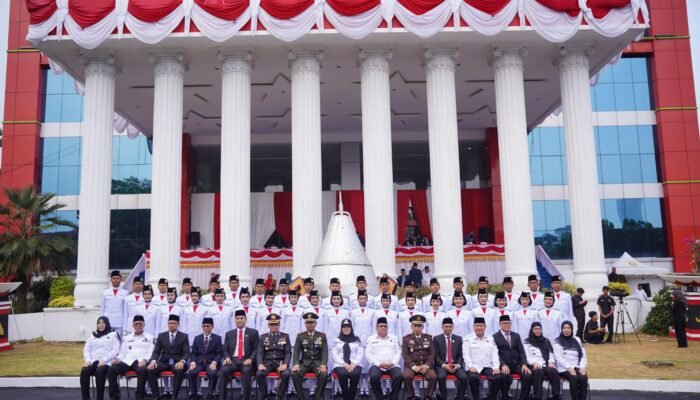 Peringatan HUT ke-81 RI di Pemkot Bandar Lampung Berlangsung Khidmat, Bunda Eva Bagi-Bagi Alkes dan Dukung Lomba Warga