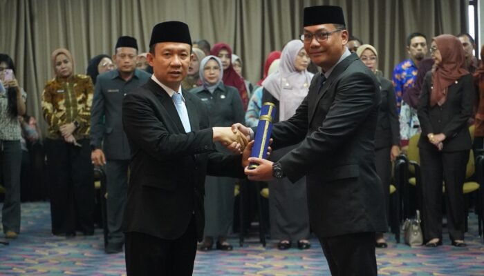 Lantik Pejabat Administrator dan Pengawas, Sekdaprov Marindo Tegaskan Instruksi Gubernur: Program Harus Dirasakan Rakyat