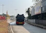 Tekan Polusi Abu Vulkanik, Satbrimob Polda Lampung Terjunkan Water Cannon Semprot Jalan Protokol