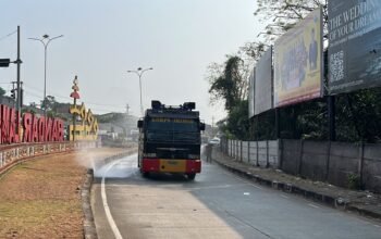 Tekan Polusi Abu Vulkanik, Satbrimob Polda Lampung Terjunkan Water Cannon Semprot Jalan Protokol