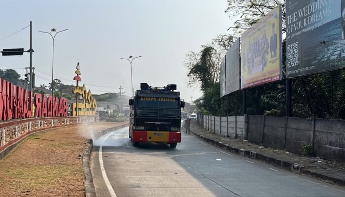 Tekan Polusi Abu Vulkanik, Satbrimob Polda Lampung Terjunkan Water Cannon Semprot Jalan Protokol