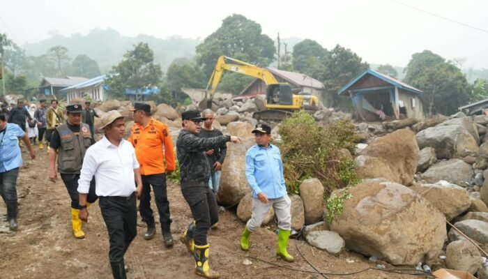 Tinjau Lokasi Bencana, Wamendagri Bima Pastikan Dukungan Tanggap Darurat Banjir Bandang Solok