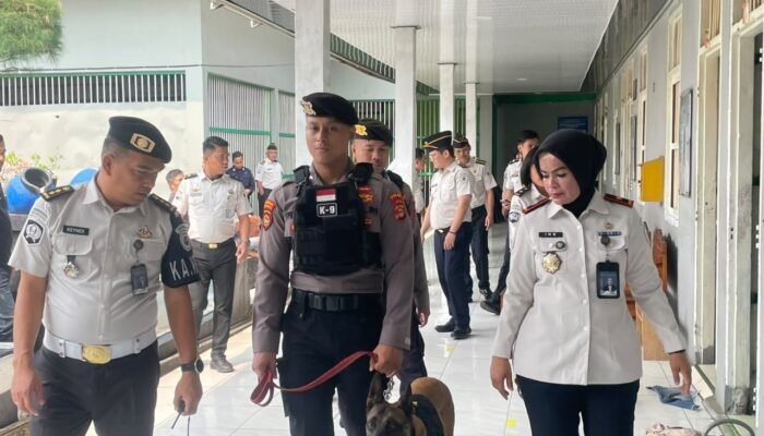 Gandeng Unit K-9 Polda Lampung, Kalapas Ike Rahmawati Pimpin Razia Blok Hunian dan Layanan Jemput Bola Warga Binaan